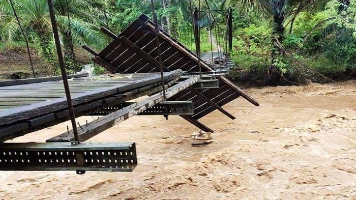 2 Jembatan Gantung Rusak dan Seratusan Rumah di Pasaman Barat Terendam Air Setinggi 2 Meter