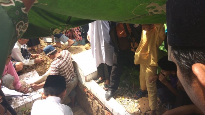 Jenazah Almarhum dr Ryan Thamrin Tiba di Pemakaman, Isak Tangis Keluarga Pecah