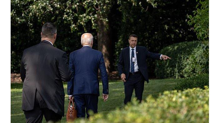Presiden Biden Tak Respon Saat Diarahkan Secret Service ke Gedung Putih, Warganet AS Heboh : Pikun?
