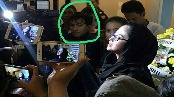 VIDEO: Penampakan Sosok Mirip Jupe di Samping Dewi Perssik Bikin Geger, Ini Wajah Aslinya!