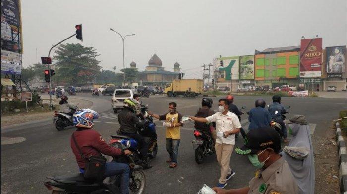 Kabut Asap Memprihatinkan, Pengda IOF Riau Bagikan 3.000 Masker