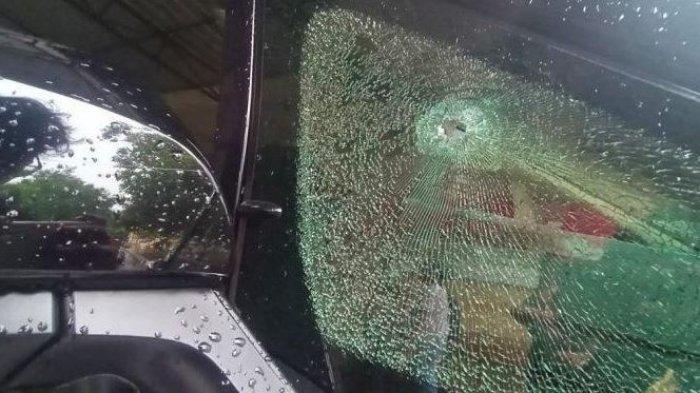 DOR! Rentetan Tembakan Terjadi di Jalan Raya, Kaca Jendela Toyota Alphard Ditembus Peluru