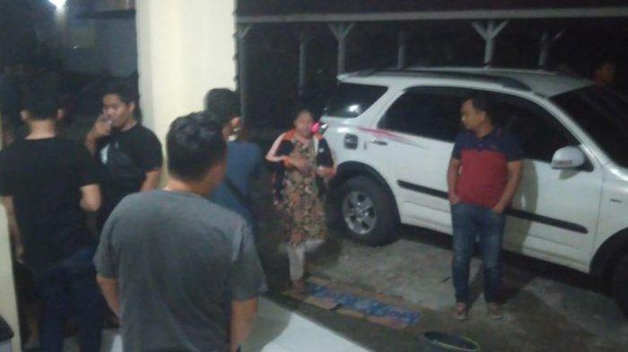 Suami Jual Durian ke Pulau Jawa, Kades Ini Ajak Selingkuhannya ke Rumah, Warga yang Geram Mengerebek