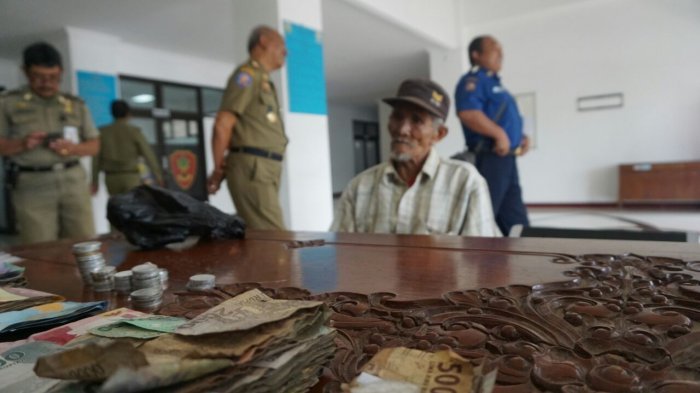 Tak Kuat Lagi Kerja, Kakek Ini Jadi Pengemis untuk Beli Kain Kafan dan Biaya Pemakaman Dirinya