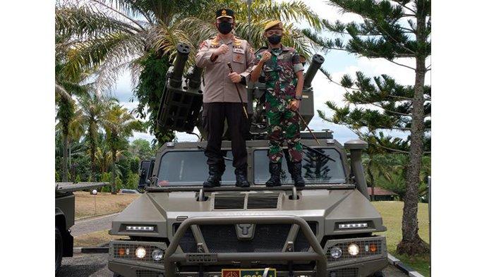 Kunjungan Kerja ke Kota Dumai, Kapolda Riau Sambangi 4 Markas TNI Dalam Satu Hari - kapolda-riau-berfoto-di-kendaraan-taktis-rudal.jpg