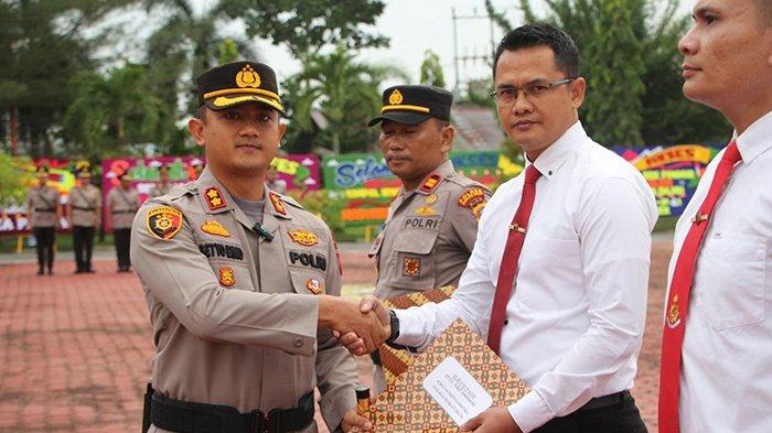 Kapolres Bengkalis Beri Penghargaan ke Anggota Polres Rohil yang Bantu Kejar Kurir Narkoba