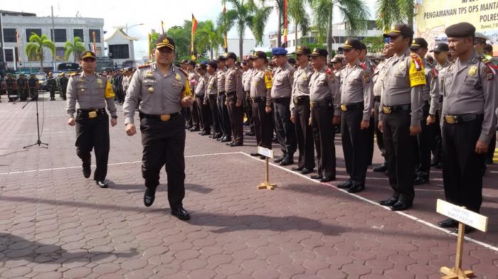 FOTO: Persiapan Pelaksanaan Pilkada Dumai 2015 - kapolres-dumai-memeriksa-pasukan_20151207_163001.jpg