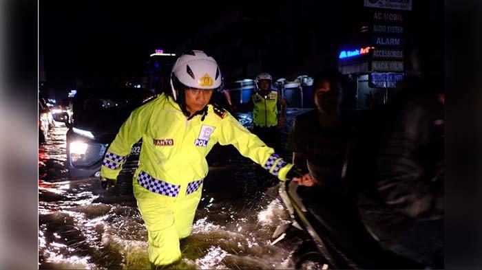 Turun Atur Lalu Lintas, Kapolresta Pekanbaru Bantu Pengendara Motor yang Terjebak Banjir