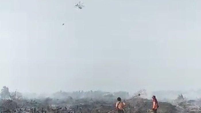 Pemadaman Karhutla di Desa Kayu Raja, Inhil, Dibantu Heli Bom Air