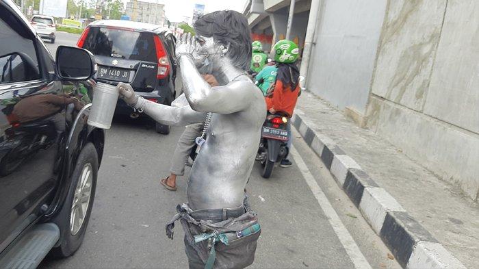 Keberadaan Manusia Perak di Pekanbaru, Walikota: Kreatif Tapi Tetap Diawasi dan Bisa Ditertibkan