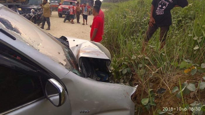 Dahului Truk Balak untuk Hindari Debu, Dua Pengendara Motor Meregang Nyawa di Jalan Koridor Langgam - kecelakaan-lalu-lintas-jalan-koridor-pt-rapp-langgam_20181007_150456.jpg
