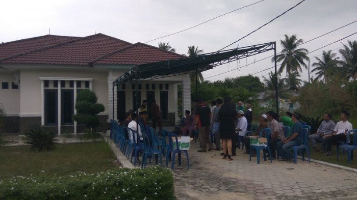 Jenazah dr Ryan Thamrin Dibawa dengan Ambulance ke Masjid Nurul Muttaqin untuk Disalatkan