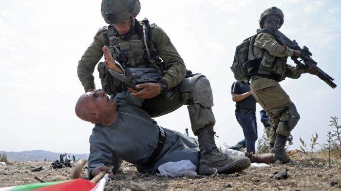 Kepala Pria Tua Paletina Ditekan Keras dengan Lutut, Kelakuan Biadap Tentara Israel Terekam Kamera