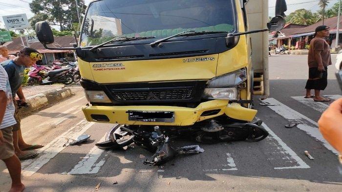 Motor yang Ditumpangi 2 Pelajar Nyungsep di Bawah Dolt Diesel, Seorang Tewas di RS