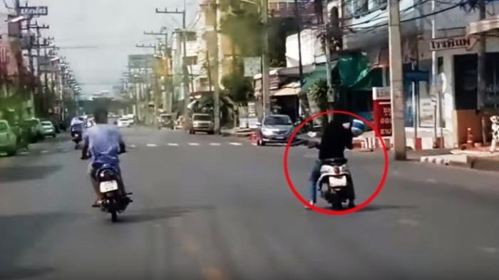 VIDEO: Ajaib, Pria Ini Kemudikan Motor Sambil Tidur, Lihat yang Terjadi Berikutnya!