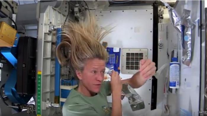 Beginilah Cara Keramas di Luar Angkasa