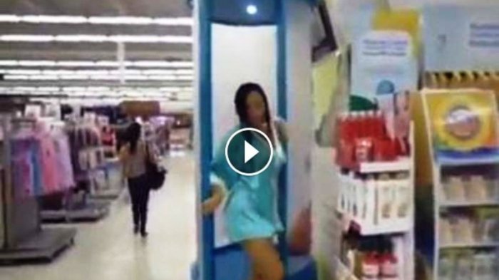 VIDEO: Wanita Ini Keramas Sambil Lepas Baju di Dinding Tabung Transparan di Mall, Mata Pria Melotot