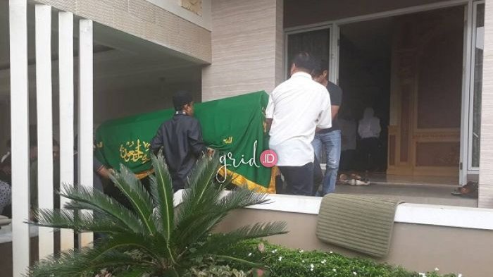 Jenazah Julia Perez Tiba di Rumah Duka