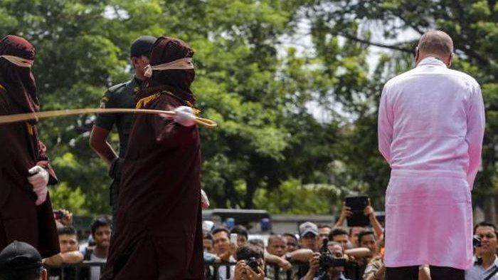 Demi Kenikmatan 5 Menit, Pasangan Selingkuh ini Rela Dicambuk 100 Kali di Depan Umum
