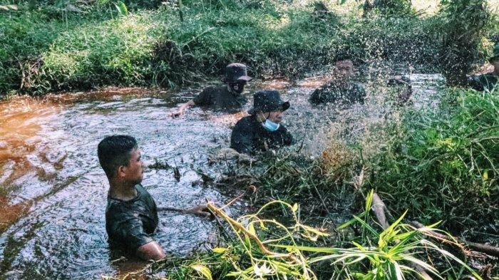 Ketua DPRD Inhil Masuk Parit dan Bersihkan Aliran, Ajak Masyarakat Lakukan Ini 2-3 Bulan Sekali