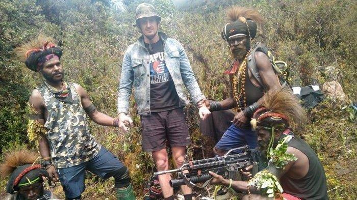 KKB Papua Disebut Tak Bakal Berani Tembak Pilot Susi Air yang Disanderanya