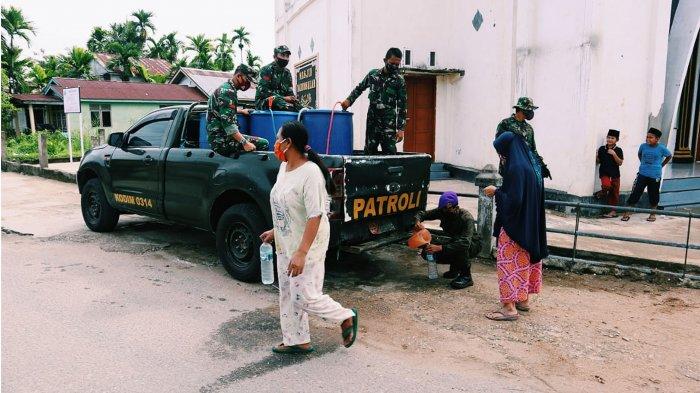 Dibantu Menwa,Gugus Tugas & Kodim 0314 Inhil Lakukan Penyemprotan dan Pembagian Disinfektan ke Warga