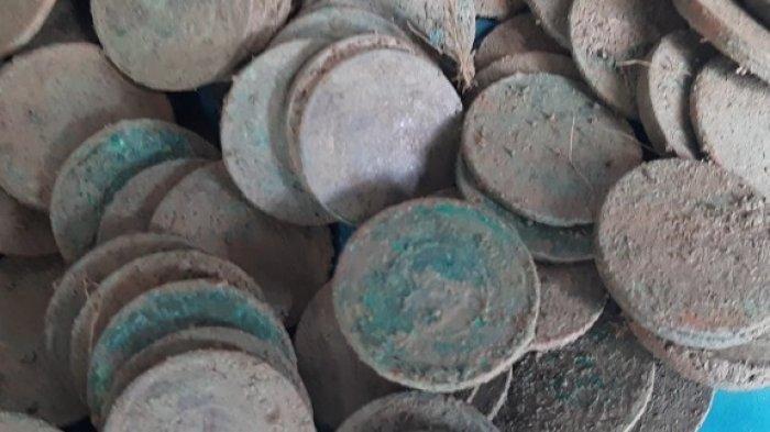 Penggali Kubur Temukan Ratusan Koin Logam Kuno, Terbungkus Kain Putih