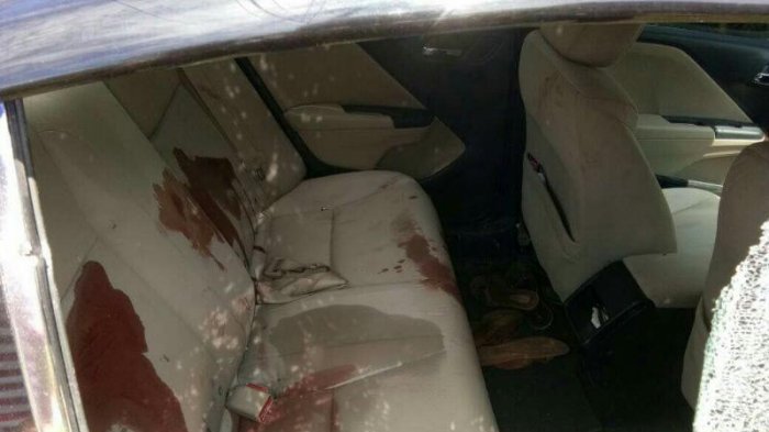 Tim Labfor Polda Sumsel Olah TKP Penembakan Satu Keluarga dalam Mobil