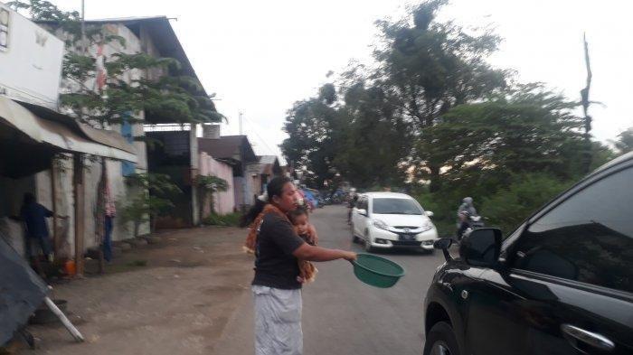 Sehari Pasca Kedatangan Mensos Risma, Korban Banjir Di Jabar Terpaksa Mengemis Untuk Makan