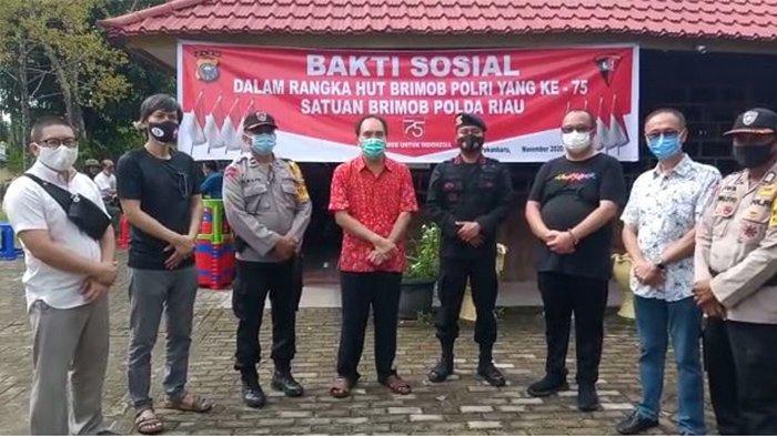 Koprs Brimob Polda Riau membersihkan rumah ibadah umat Buddha, Vihara Dhamma Metta Arama
