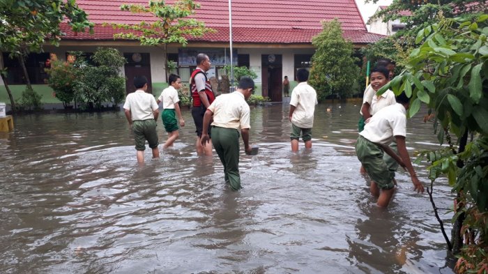 Banjir Rendam Sekolah di Pekanbaru dan Liburkan Siswa, Guru Ungkap Fakta Mengejutkan