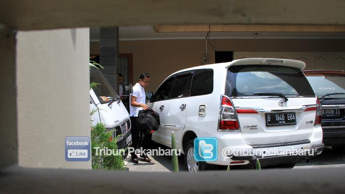 FOTO : KPK Geledah Rumah Edison - kpk-geledah-rumah-edison_20160301_213045.jpg