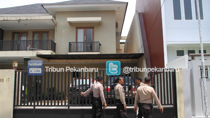FOTO : KPK Geledah Rumah Edison - kpk-geledah-rumah-edison_20160301_213201.jpg