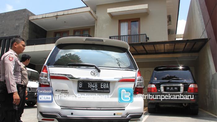 FOTO : KPK Geledah Rumah Edison - kpk-geledah-rumah-edison_20160301_213405.jpg
