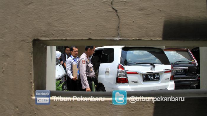 FOTO : KPK Geledah Rumah Edison - kpk-geledah-rumah-edison_20160301_213806.jpg