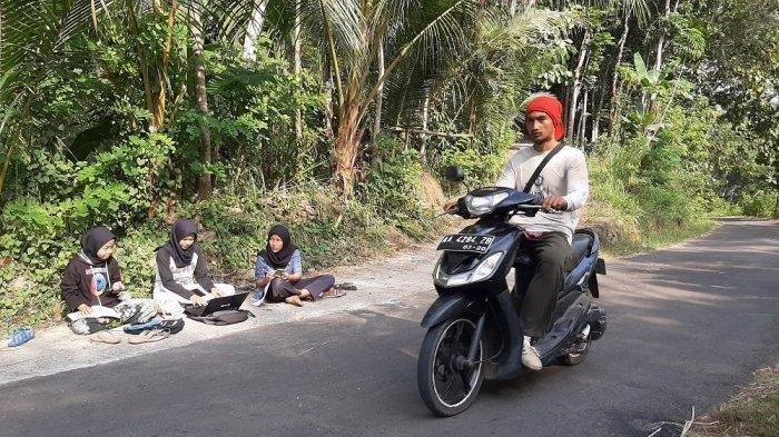 Susah Sinyal, Mahasiswi di Magelang Ini Rela Belajar di Pinggir Jalan, Ini Reaksi Kampus