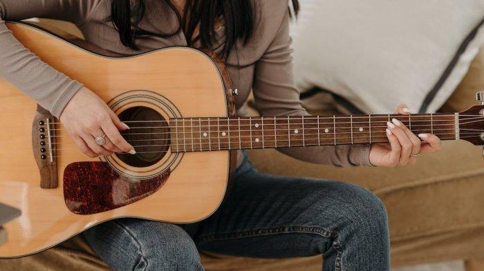 Lirik dan Kunci Gitar Manggandeng Kenangan: Hubolus Namai Sude Namasai Nang Pe Haccit