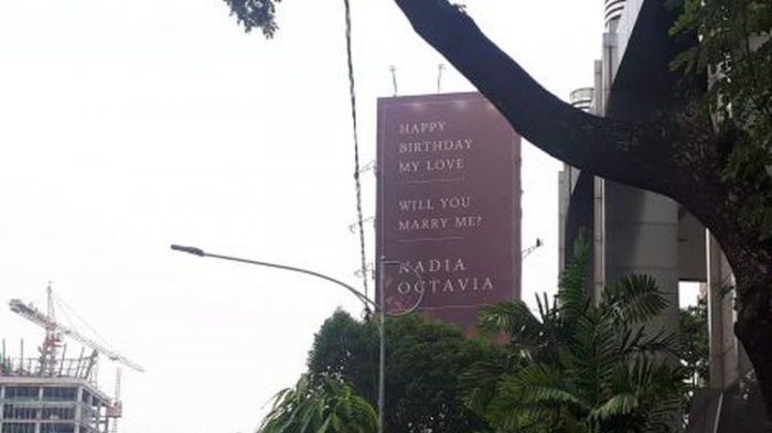 Dilamar Kekasihnya Lewat Papan Iklan Reklame, Nadia Octavia Bahagia Sekaligus Kaget