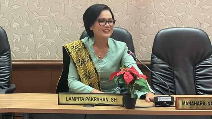 Baru Lampita Pakpahan Serahkan Dokumen Fisik Syarat Balon DPD RI ke KPU Riau