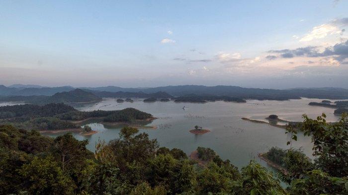 PUNCAK KOMPE - Lanskap danau buatan dari Puncak Kompe di Desa Koto Masjid, Kampar, Riau. Lokasi ini menjadi viral dan banyak dikunjungi wisatawan karena menawarkan pemandangan gugusan pulau kecil hijau di tengah-tengah danau.Foto diambil beberapa waktu lalu.