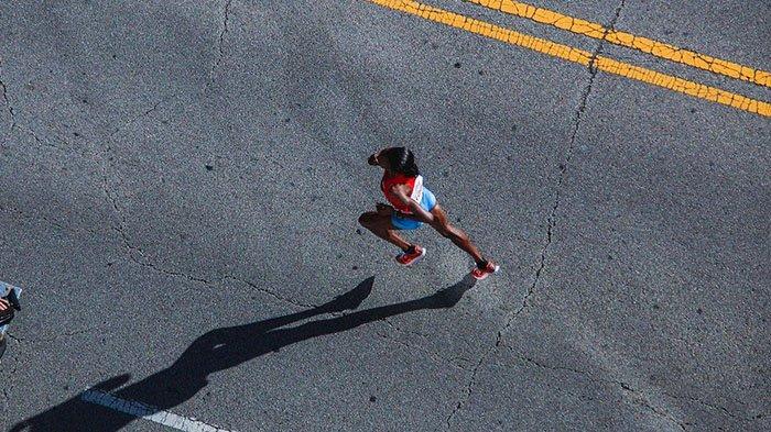 Jadi Tontonan, Cewek yang hanya Memakai Celana Dalam dan Bra Lari Terbirit-birit di Jalan Raya