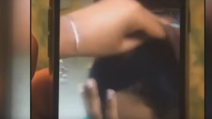 Gadis Berjilbab Biru ini Dipukuli Wanita 40 Tahun yang Tak Terima Dipanggil Tante