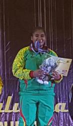 Sri Persembahkan Emas untuk Orangtua dan Masyarakat Riau