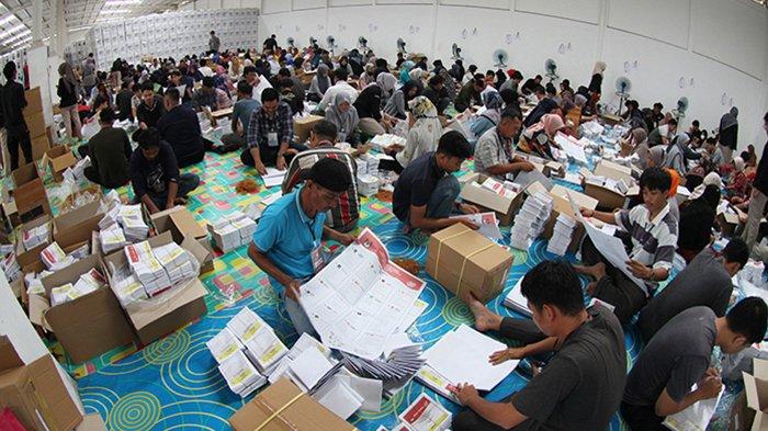 KPU Mulai Sortir dan Lipat Surat Suara Pilkada di Kuansing, Estimasi Tiga Hari Tuntas