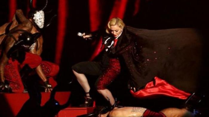 Jubahnya Ditarik, Madonna Jatuh di Panggung Brit Awards 2015