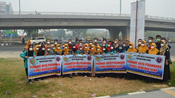 Mahasiswa STIKes Hang Tuah Bagikan Masker N95 ke Masyarakat