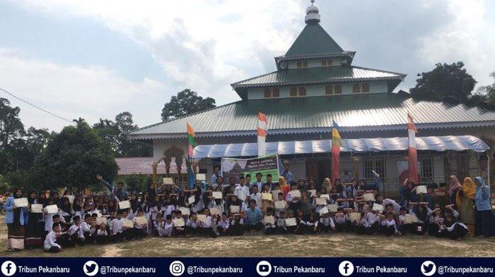 Mahasiswa Kukerta Universitas Riau Gelar Lomba untuk Santri Didikan Subuh