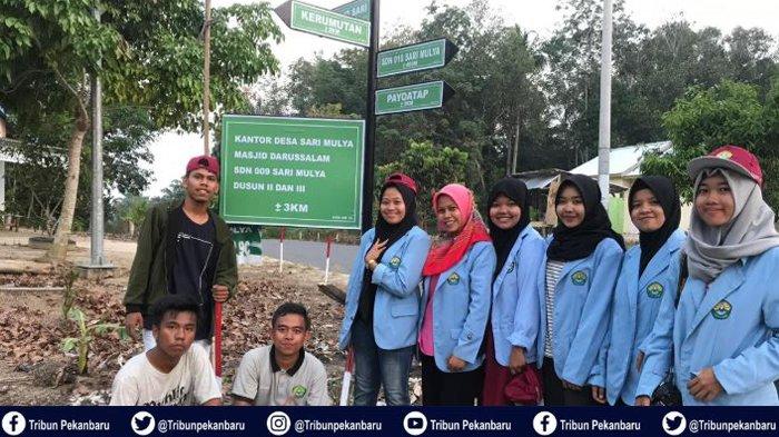 Mahasiswa Kukerta Universitas Riau Buat Penunjuk Arah Menuju Desa