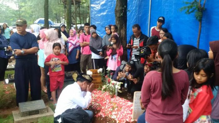 Warga Berbondong-bondong Berziarah, Berdoa dan Berfoto di Makam Jupe