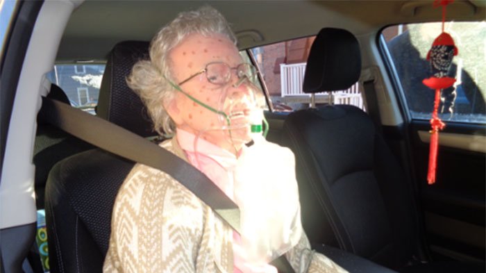 Nenek Membeku Dalam Mobil Terkunci, Saat Menyelamatkannya Ternyata Polisi Terkecoh